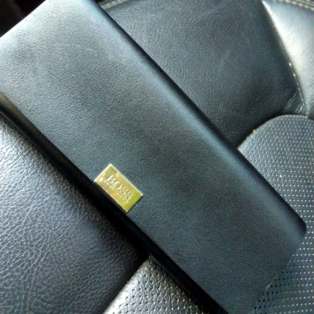 😃Hugo Boss glasses case